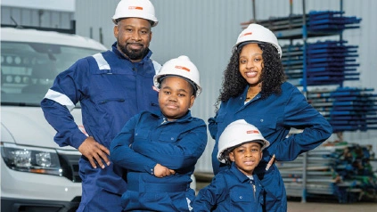 Vader met kinderen in overall voor de veilig werken campagne