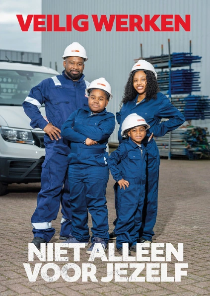 Vader met kinderen in overall en met helm