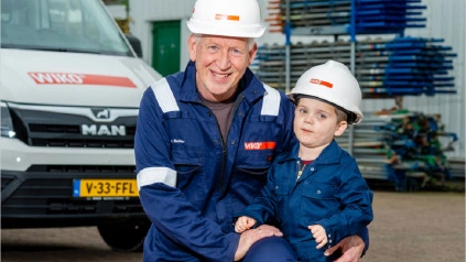 Opa en kleinzoon in overall met helm