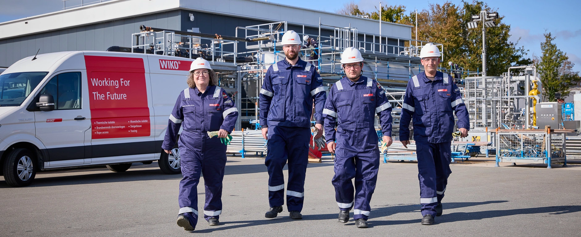 Sfeerbeeld ter introductie van WIKO. Vier medewerkers lopen je op de foto tegemoet om te illustreren dat je succes samen bereikt.