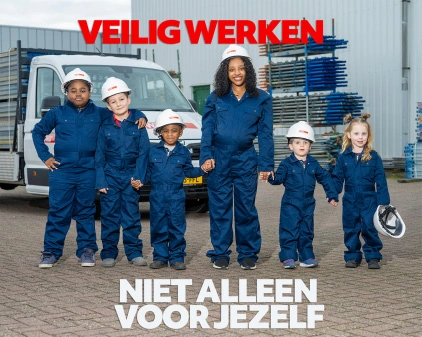 Kinderen op rij met helm en in overall voor de campagne veilig werken