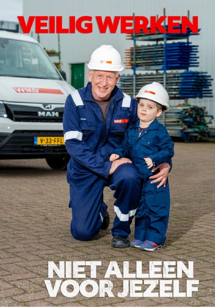 Opa en kleinkind in overall en met helm voor de veilig werken campagne
