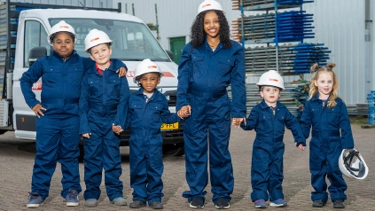 Kinderen op een rij in overall met helm